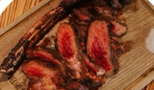Picanha grelhada na tábua, especialidade do Velho Cangalho